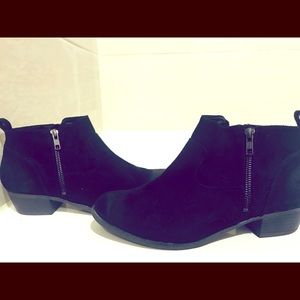 Black booties *NEW